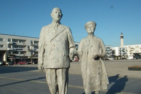 La Statue Des Epoux De Gaulle